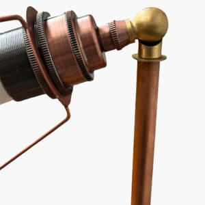 détail pied lampadaire cuivre